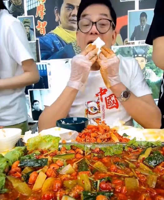 激動！TVB知名老戲骨成功申請內地居住證，興奮高呼：我有身份了