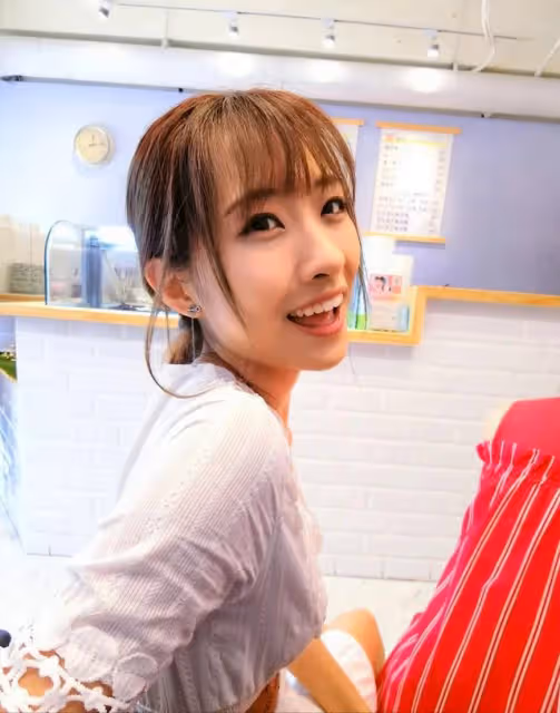 ￼粉絲破8萬，25歲「長腿女神」穿白色比基尼答謝，網友：出寫真