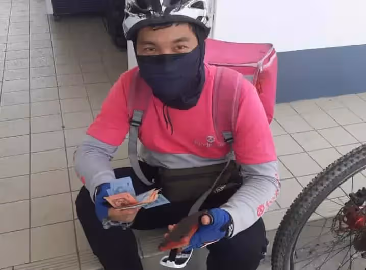 狂騎腳踏車3km送餐!準時到顧客卻不要了「外送員賠538元」幸遇加油站員工,霸氣全買:好暖心