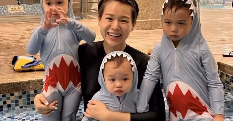 胡杏兒老公曬祖孫三代出遊，奕霆奕霖扮鬼臉搞怪，萌態百出超可愛