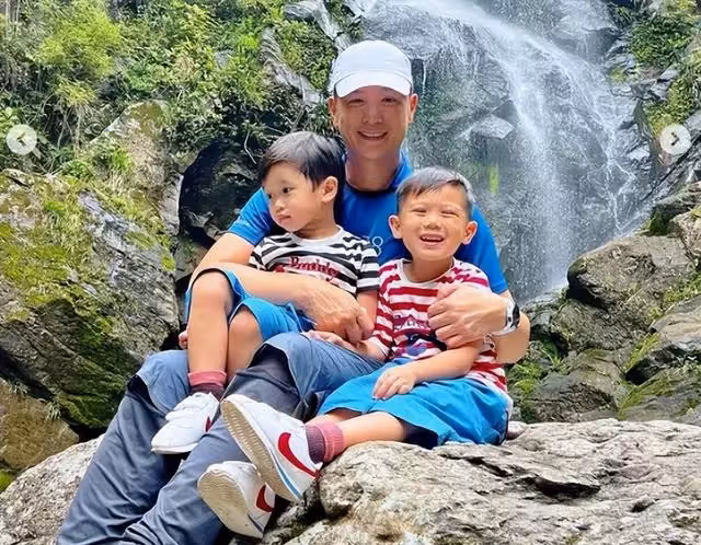 胡杏兒老公曬祖孫三代出遊,奕霆奕霖扮鬼臉搞怪,萌態百出超可愛