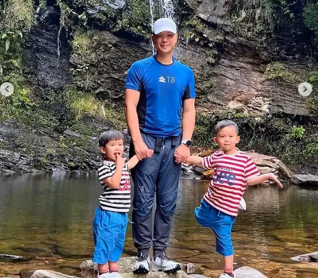 胡杏兒老公曬祖孫三代出遊,奕霆奕霖扮鬼臉搞怪,萌態百出超可愛
