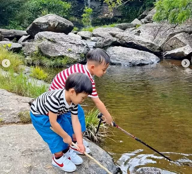 胡杏兒老公曬祖孫三代出遊,奕霆奕霖扮鬼臉搞怪,萌態百出超可愛