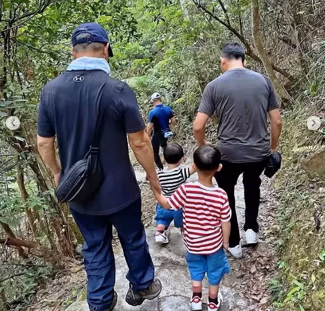 胡杏兒老公曬祖孫三代出遊,奕霆奕霖扮鬼臉搞怪,萌態百出超可愛