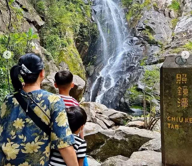 胡杏兒老公曬祖孫三代出遊,奕霆奕霖扮鬼臉搞怪,萌態百出超可愛