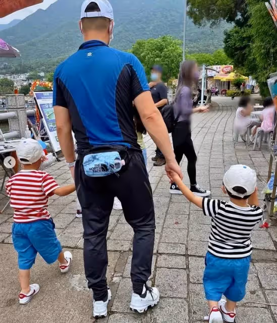 胡杏兒老公曬祖孫三代出遊,奕霆奕霖扮鬼臉搞怪,萌態百出超可愛