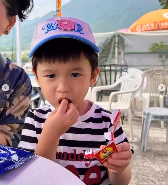 胡杏兒老公曬祖孫三代出遊,奕霆奕霖扮鬼臉搞怪,萌態百出超可愛