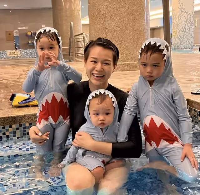 胡杏兒老公曬祖孫三代出遊,奕霆奕霖扮鬼臉搞怪,萌態百出超可愛