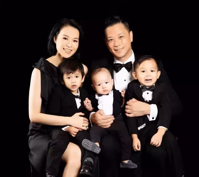 胡杏兒老公曬祖孫三代出遊,奕霆奕霖扮鬼臉搞怪,萌態百出超可愛