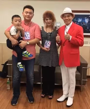 享天倫樂!59歲陳雷「生活曝光」陪小孫子上下學,跑農地下田種菜插秧,親力親為「大做慈善事業」自歎:這輩子也值了