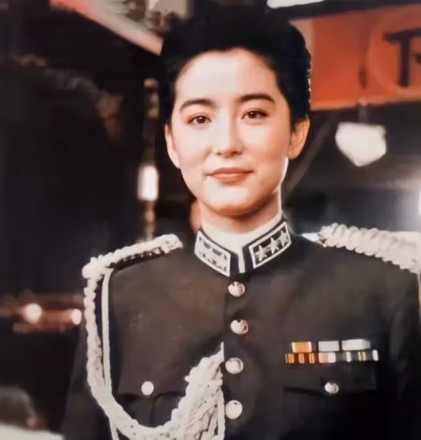 林青霞下巴美人溝,高圓圓V中帶方,都是頂級美女的標志