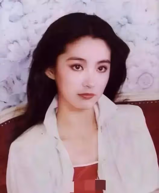 林青霞下巴美人溝,高圓圓V中帶方,都是頂級美女的標志