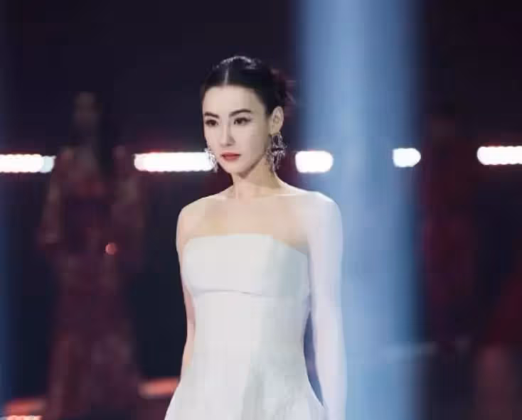 40歲張柏芝出席「高定走秀」美豔全場!半永久貼皮髮型太吸睛,卻遭網嘲:生圖差太多