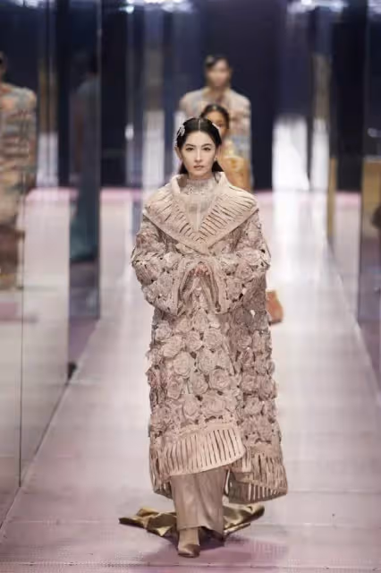 40歲張柏芝出席「高定走秀」美豔全場!半永久貼皮髮型太吸睛,卻遭網嘲:生圖差太多