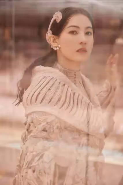 40歲張柏芝出席「高定走秀」美豔全場!半永久貼皮髮型太吸睛,卻遭網嘲:生圖差太多