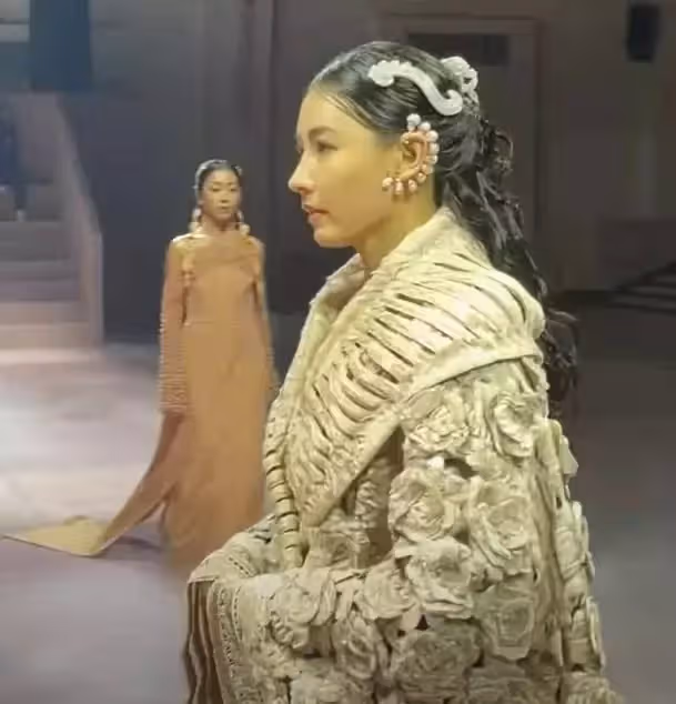 40歲張柏芝出席「高定走秀」美豔全場!半永久貼皮髮型太吸睛,卻遭網嘲:生圖差太多