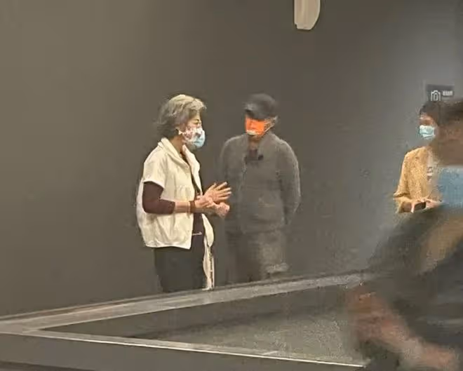 74歲林子祥帶愛妻逛博物館,畫面溫馨恩愛,葉倩文打扮珠光寶氣