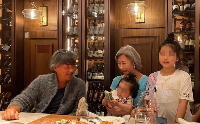 74歲林子祥帶愛妻逛博物館,畫面溫馨恩愛,葉倩文打扮珠光寶氣
