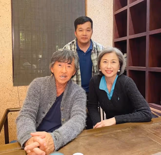 74歲林子祥帶愛妻逛博物館,畫面溫馨恩愛,葉倩文打扮珠光寶氣