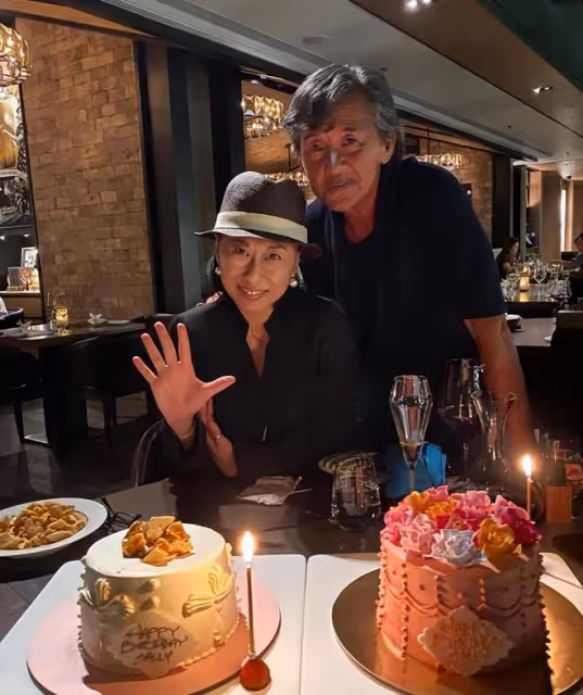 74歲林子祥帶愛妻逛博物館,畫面溫馨恩愛,葉倩文打扮珠光寶氣