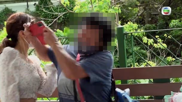 《東張西望》女神主持人採訪老鼠屋遇襲　慘遭手推車攻擊手肘狠撞