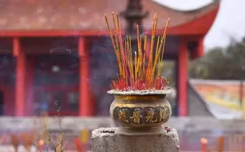 超狡猾逃犯!藏身寺廟16年成高僧主持「袈裟中藏311萬現金」落網時閉眼打坐:善惡終有報