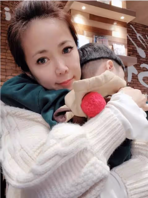 被算命師預言「剋母命格」!陳仙梅次子「被判和母犯沖」奉勸她棄子不養,為母超霸氣回應:我願意賭上後半生陪他