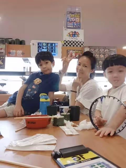 被算命師預言「剋母命格」!陳仙梅次子「被判和母犯沖」奉勸她棄子不養,為母超霸氣回應:我願意賭上後半生陪他