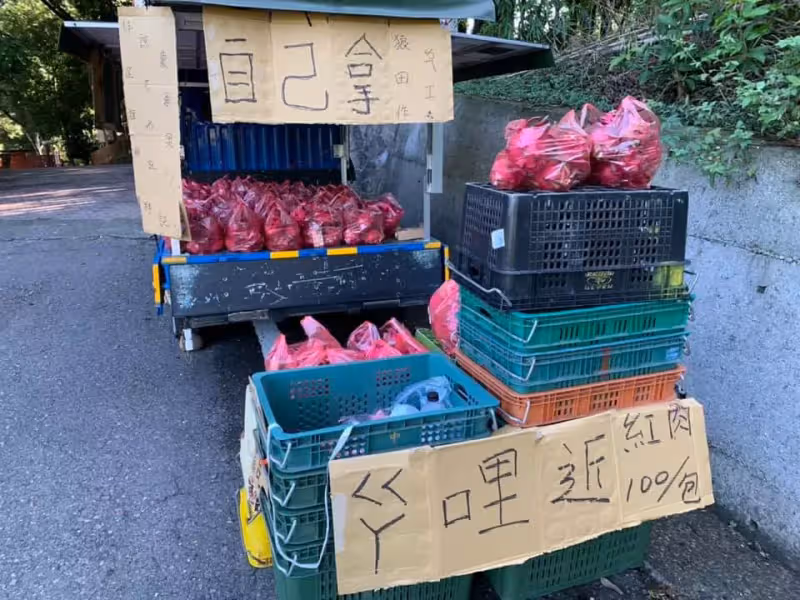 老闆還在田裡!貨車上擺火龍果「一袋100自己拿」10個小時後「回到車上秒傻住」:不愧是台灣