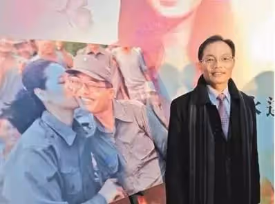 女神的眷顧!當年被「鄧麗君親過的士兵」4天只洗半邊臉 親吻照隨身帶「今現狀曝光」惹人羨