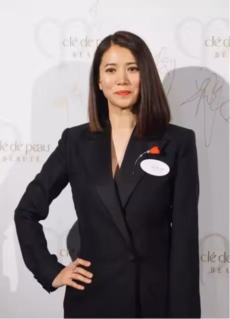 袁詠儀的時尚真難懂,西裝外套直接當裙子穿,「肌肉腿」都露出來了
