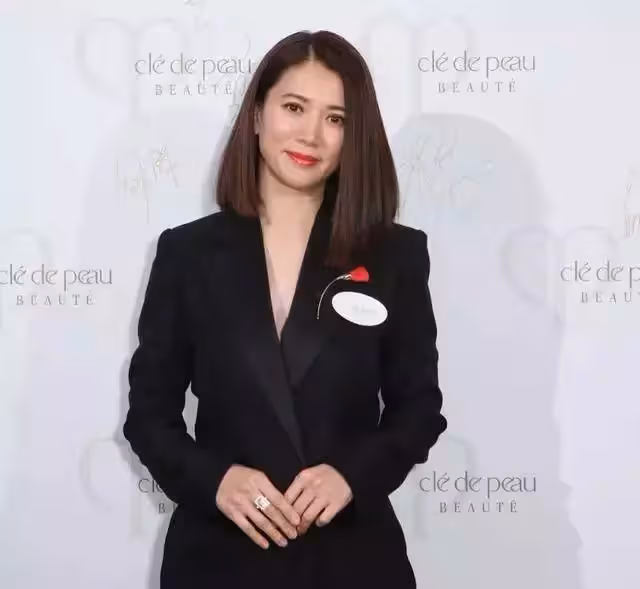 袁詠儀的時尚真難懂,西裝外套直接當裙子穿,「肌肉腿」都露出來了