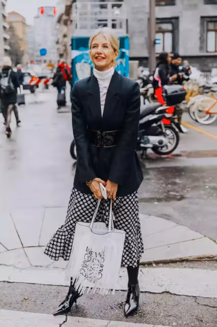 袁詠儀的時尚真難懂,西裝外套直接當裙子穿,「肌肉腿」都露出來了