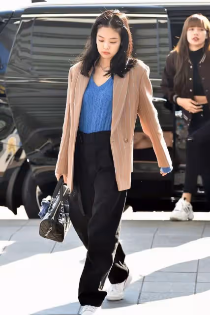 袁詠儀的時尚真難懂,西裝外套直接當裙子穿,「肌肉腿」都露出來了