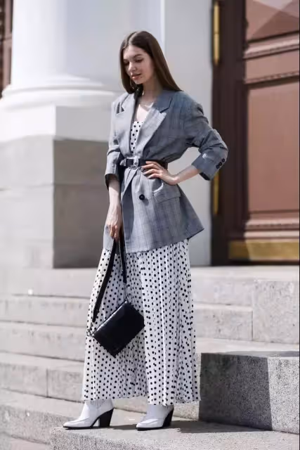 袁詠儀的時尚真難懂,西裝外套直接當裙子穿,「肌肉腿」都露出來了