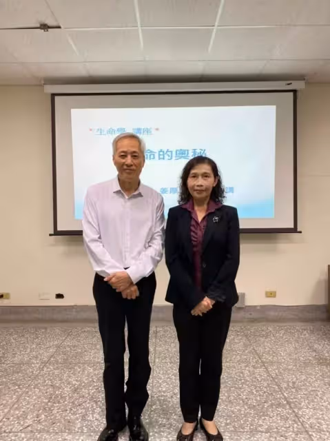 姜厚任66歲滿頭白髮,返台定居,現身「彰化地檢署」引熱議,潛心修佛20年,決心:打光棍到底