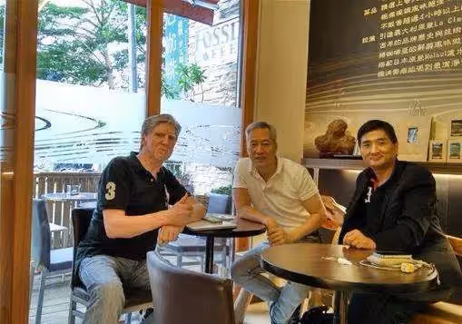 姜厚任66歲滿頭白髮,返台定居,現身「彰化地檢署」引熱議,潛心修佛20年,決心:打光棍到底