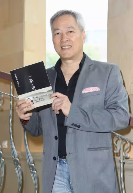 姜厚任66歲滿頭白髮,返台定居,現身「彰化地檢署」引熱議,潛心修佛20年,決心:打光棍到底