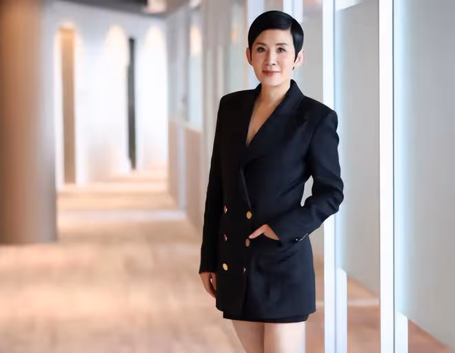 56歲吳君如近照，穿短裙白皙美腿吸睛，直言當初要演丑角很不開心
