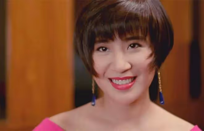 56歲吳君如近照，穿短裙白皙美腿吸睛，直言當初要演丑角很不開心