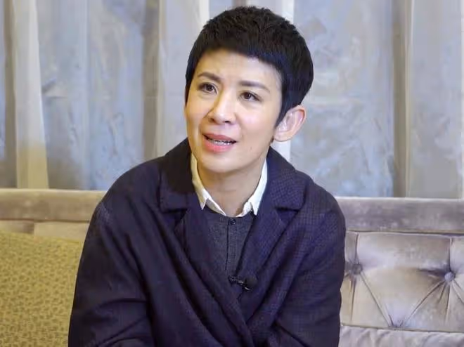 56歲吳君如近照,穿短裙白皙美腿吸睛,直言當初要演丑角很不開心