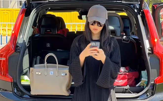 朱珠開70萬座駕外出,16萬名牌包隨手放後車廂,結婚後被寵成公主