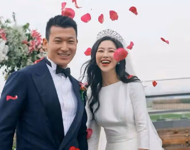 朱珠開70萬座駕外出,16萬名牌包隨手放後車廂,結婚後被寵成公主
