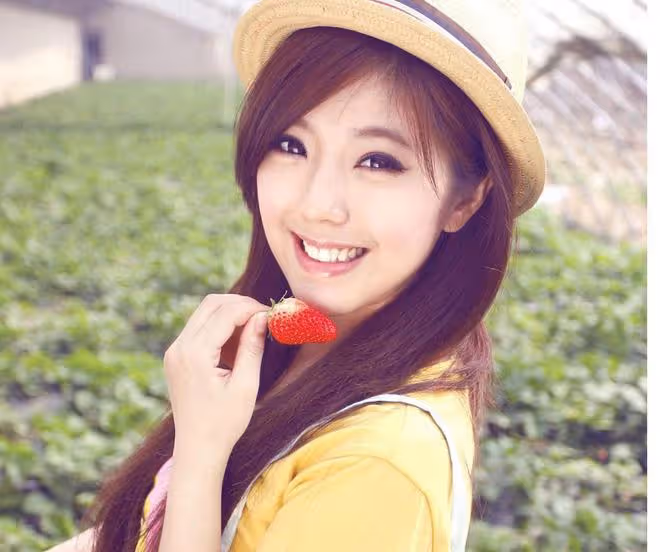 女神趙奕歡惹爭議!排隊做核酸時扭腰撩發熱舞,穿辱華品牌笑開懷