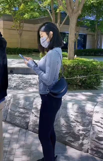 女神趙奕歡惹爭議!排隊做核酸時扭腰撩發熱舞,穿辱華品牌笑開懷