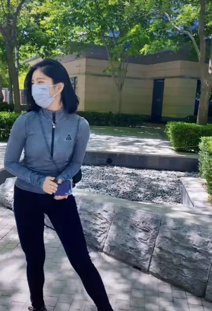 女神趙奕歡惹爭議!排隊做核酸時扭腰撩發熱舞,穿辱華品牌笑開懷