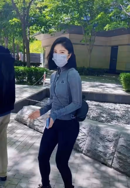 女神趙奕歡惹爭議!排隊做核酸時扭腰撩發熱舞,穿辱華品牌笑開懷
