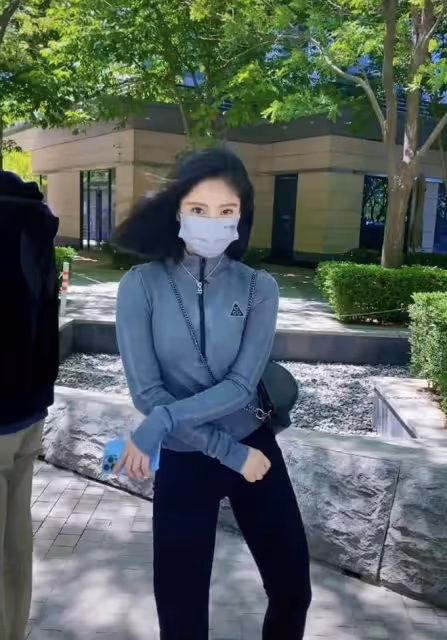 女神趙奕歡惹爭議!排隊做核酸時扭腰撩發熱舞,穿辱華品牌笑開懷