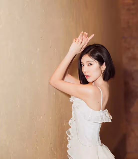 女神趙奕歡惹爭議!排隊做核酸時扭腰撩發熱舞,穿辱華品牌笑開懷