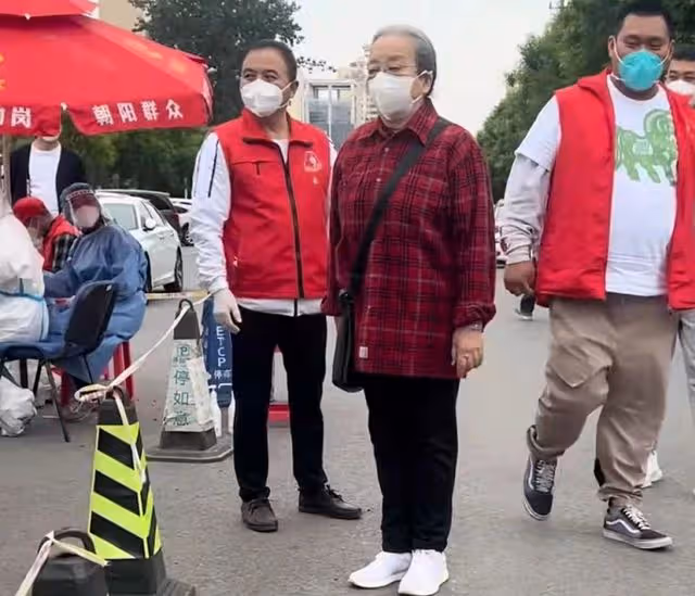 86歲李明啟街邊做核酸被偶遇,背破洞包太樸素,雙手合十感謝醫護
